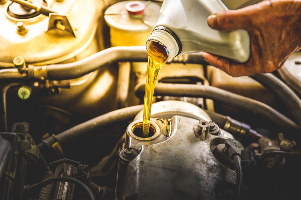 Нужно ли мыть двигатель при замене моторного масла?